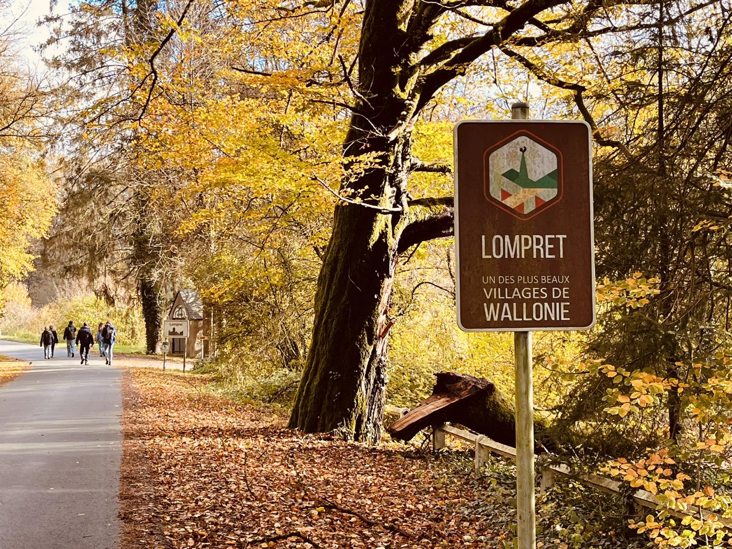Chemin en automne près du panneau de Lompret