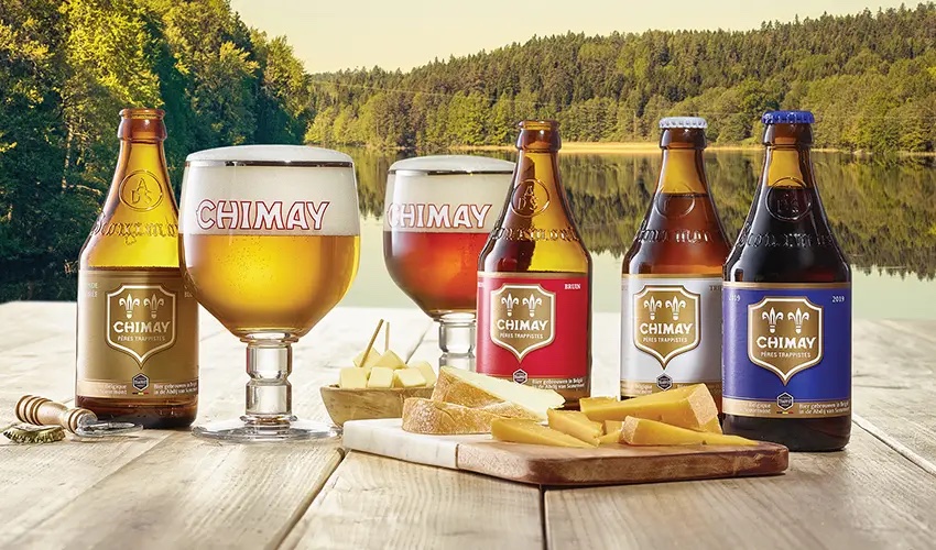 Bières trappistes de Chimay servies au bord d’un lac