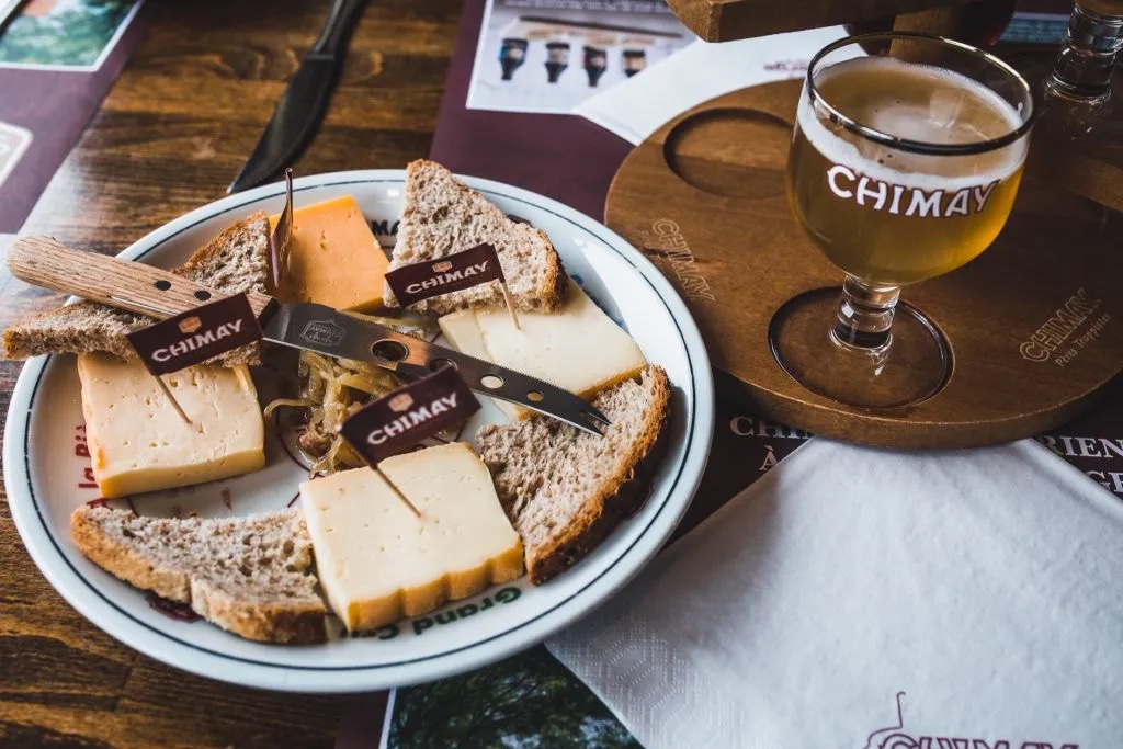 Planche de fromages et bière de Chimay