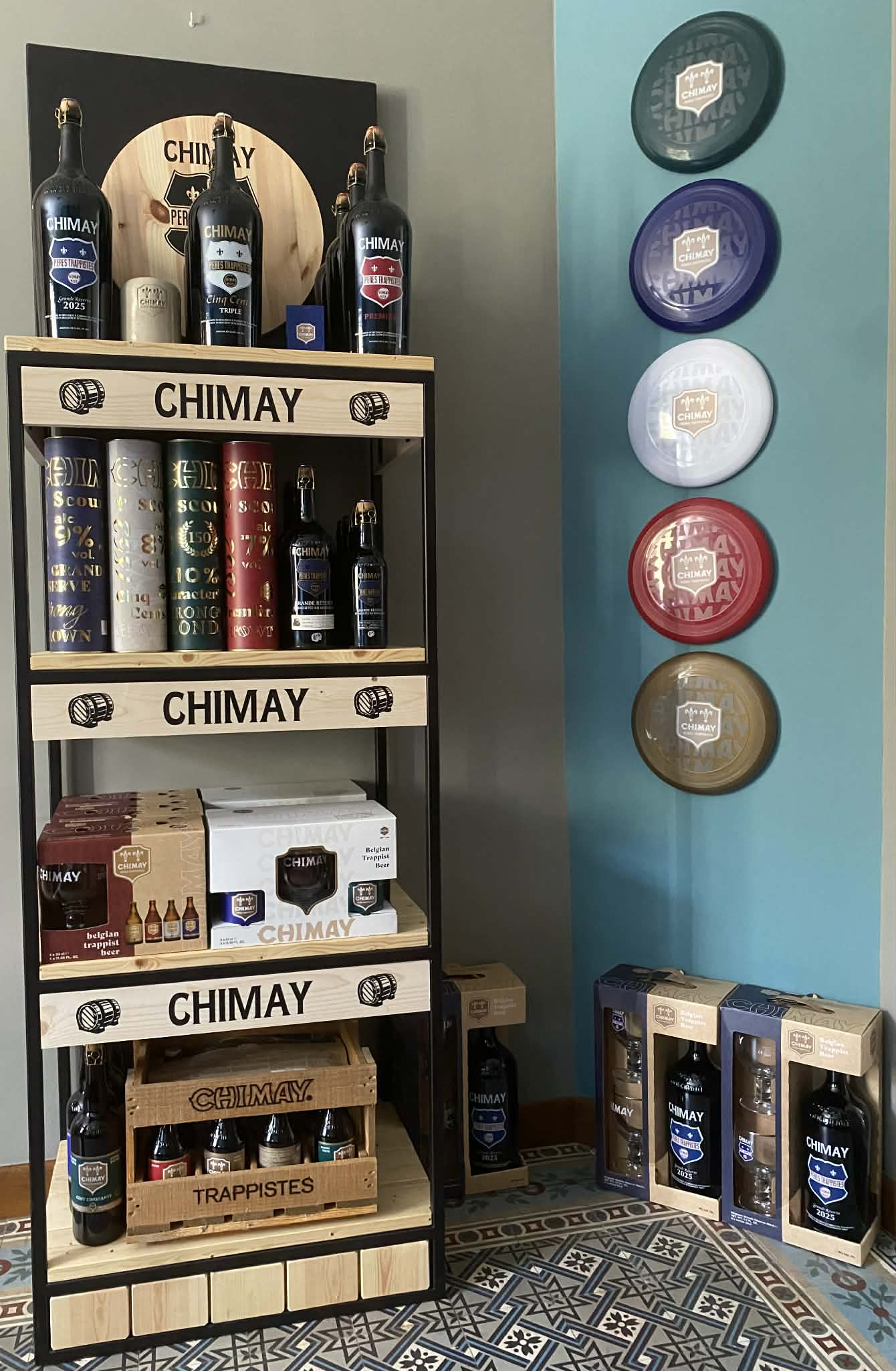Vitrine de bières et produits de Chimay