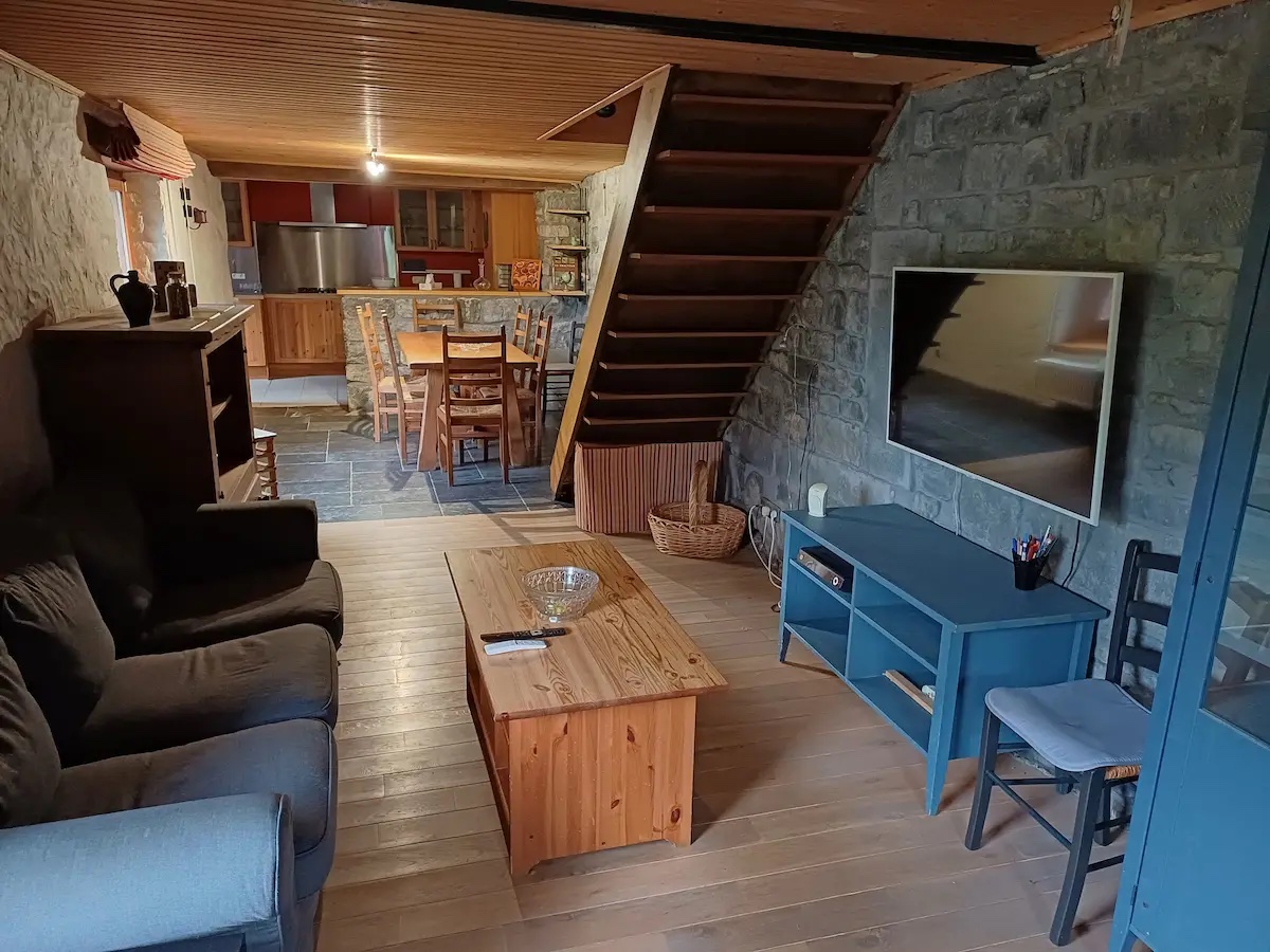 Séjour du gîte avec escalier en bois