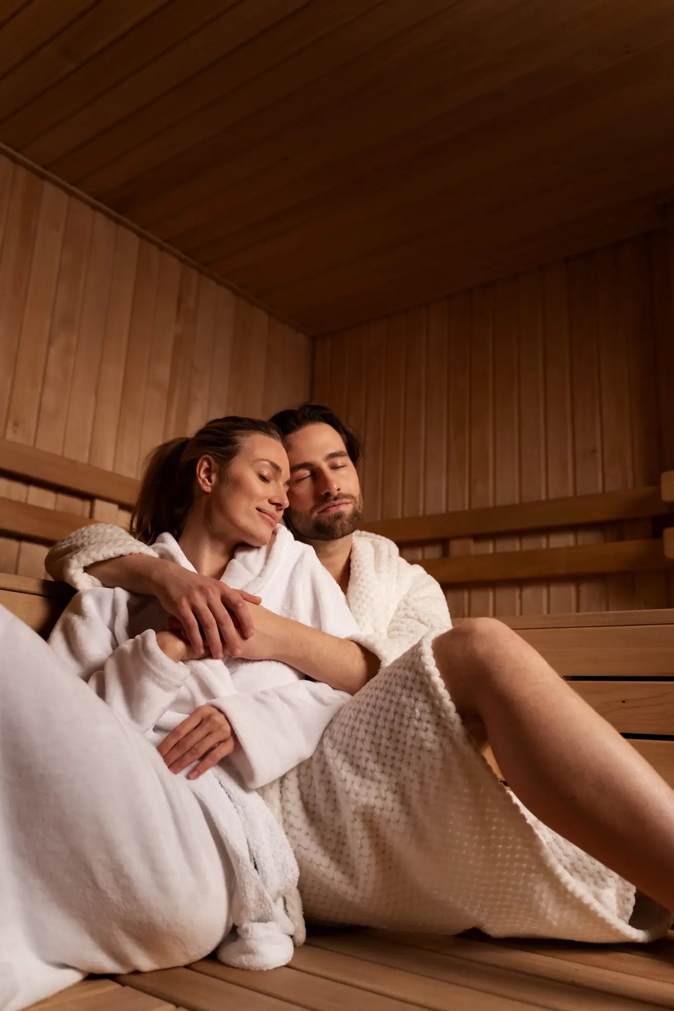 Couple en peignoir dans un sauna