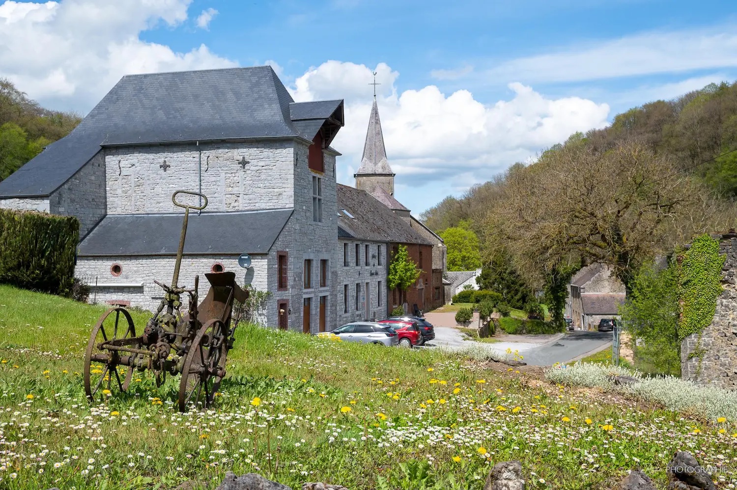 L’hôtel au cœur du village de Lompret, au printemps