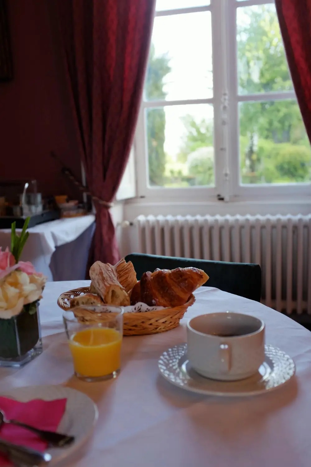 Corbeille de viennoiseries du petit-déjeuner